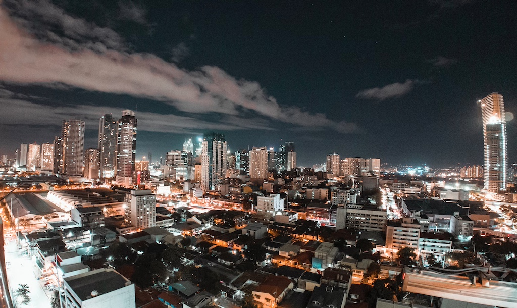 atinatin-makati-skyline-photo