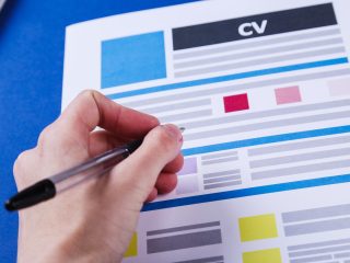 atinatin-resumes-desk_144627-43369